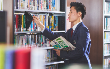 図書館で本を探しているイメージ